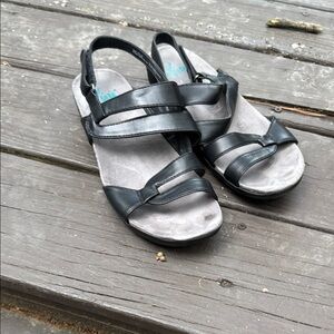Yuu black Jean style walking sandals size 9 1/2